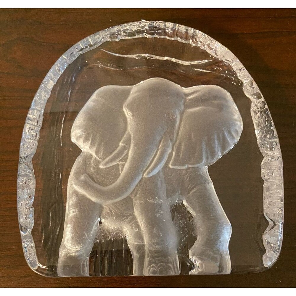 Elephant Etched heavy crystal glass paperweight unmarked 4.5” X 5” EUC